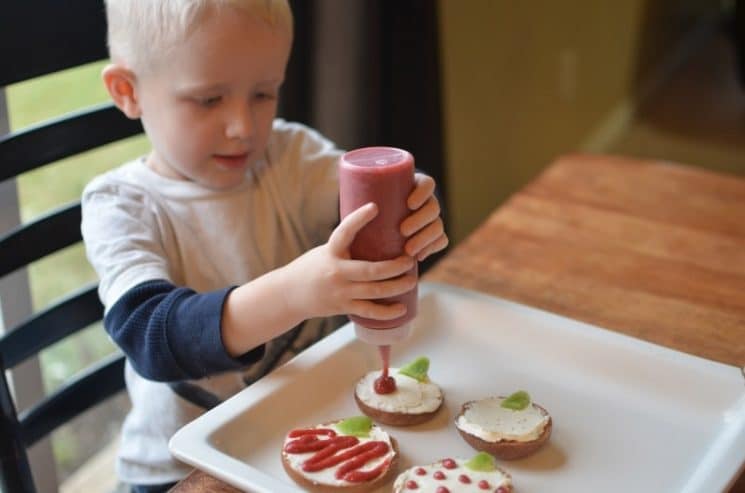 Christmas Breakfast Bagels. Here's a holiday breakfast AND activity all in one!